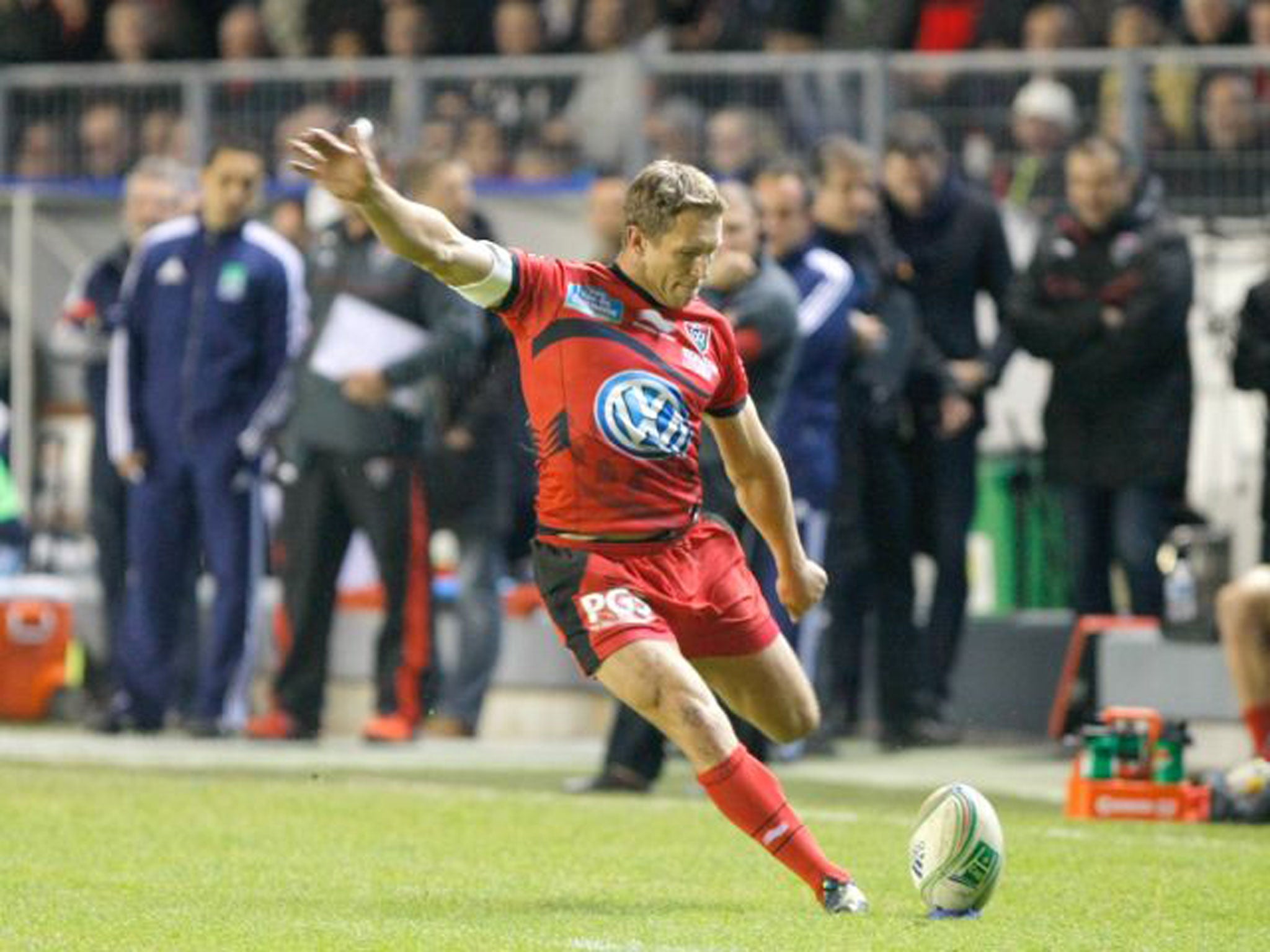 Toulon's fly half Jonny Wilkinson kicks a penalty