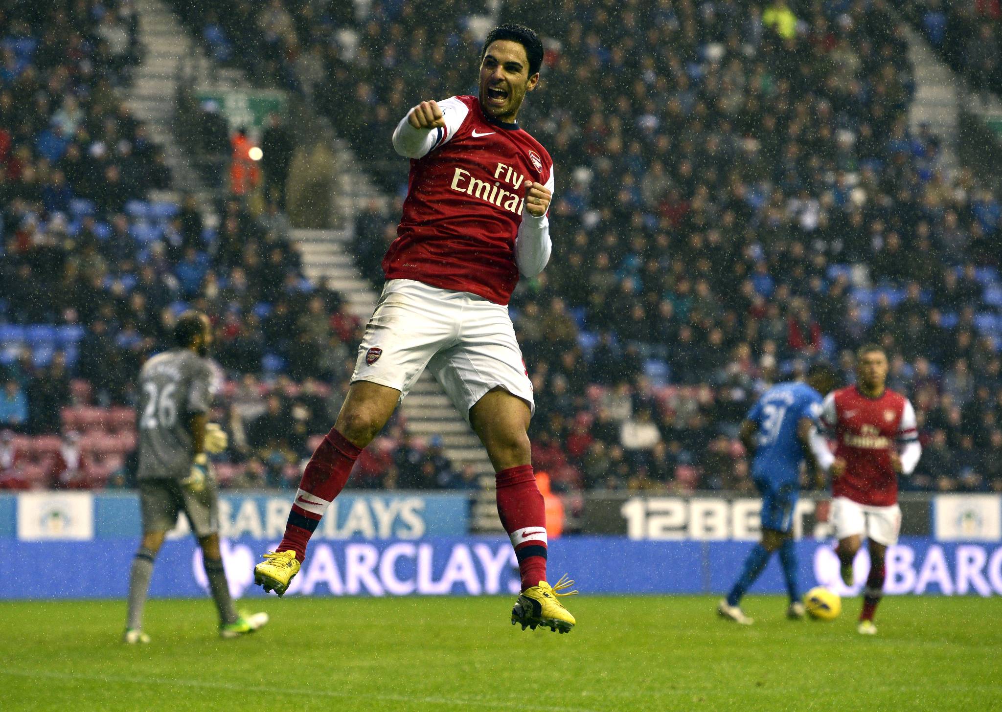 Arsenal's Spanish midfielder Mikel Arteta celebrates scoring the opening goal from the penalty spot
