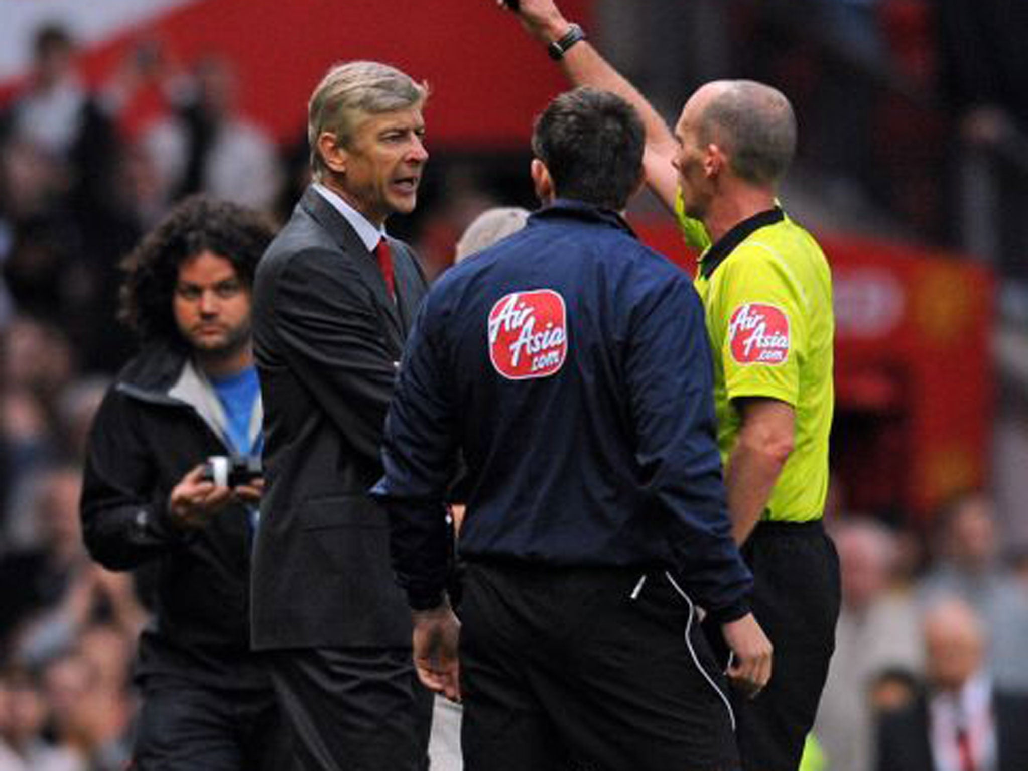 Mike Dean dismisses Wenger in 2-1 loss at Old Trafford in 2009