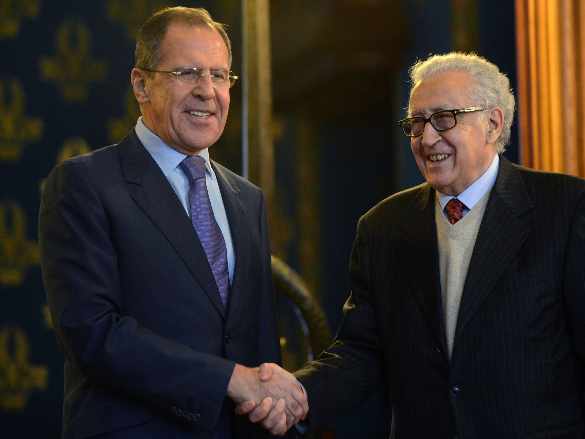 Russian Foreign Minister Sergei Lavrov (L) shake hands with UN-Arab League peace envoy Lakhdar Brahimi as they arrive for talks in Moscow