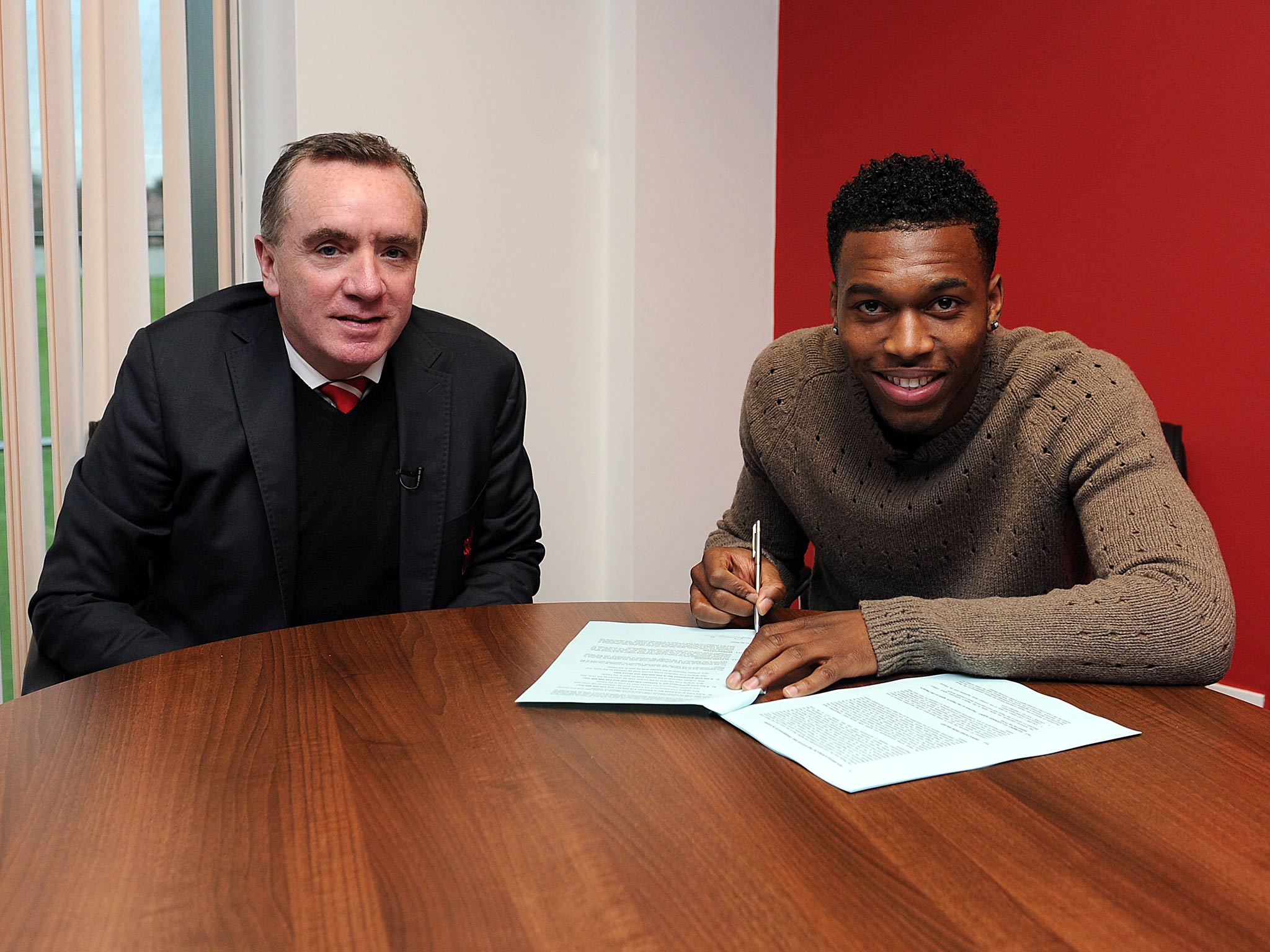 Daniel Sturridge signs his Liverpool contract