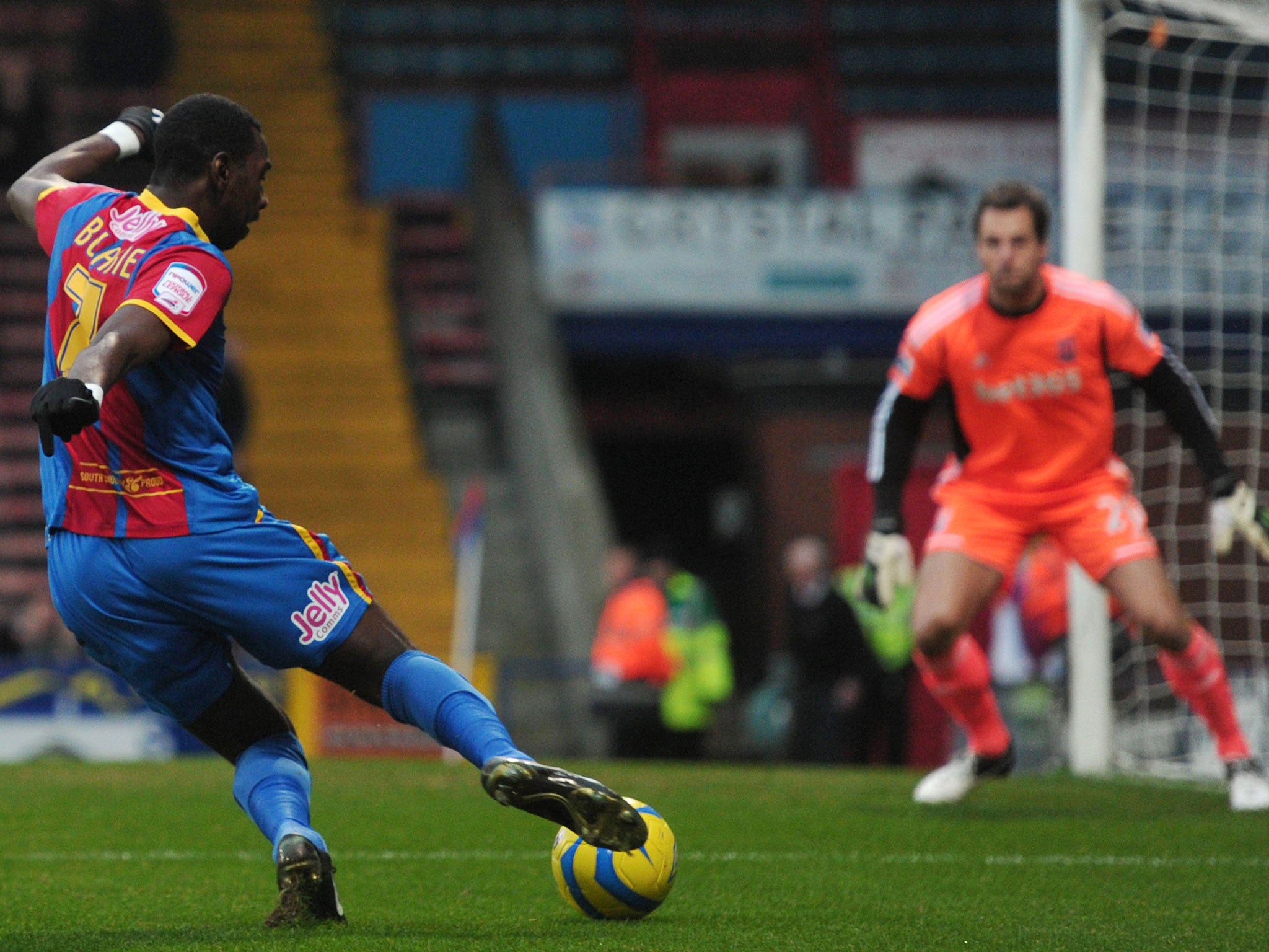 Crystal Palace's English midfielder Yannick Bolasie (L) shoots