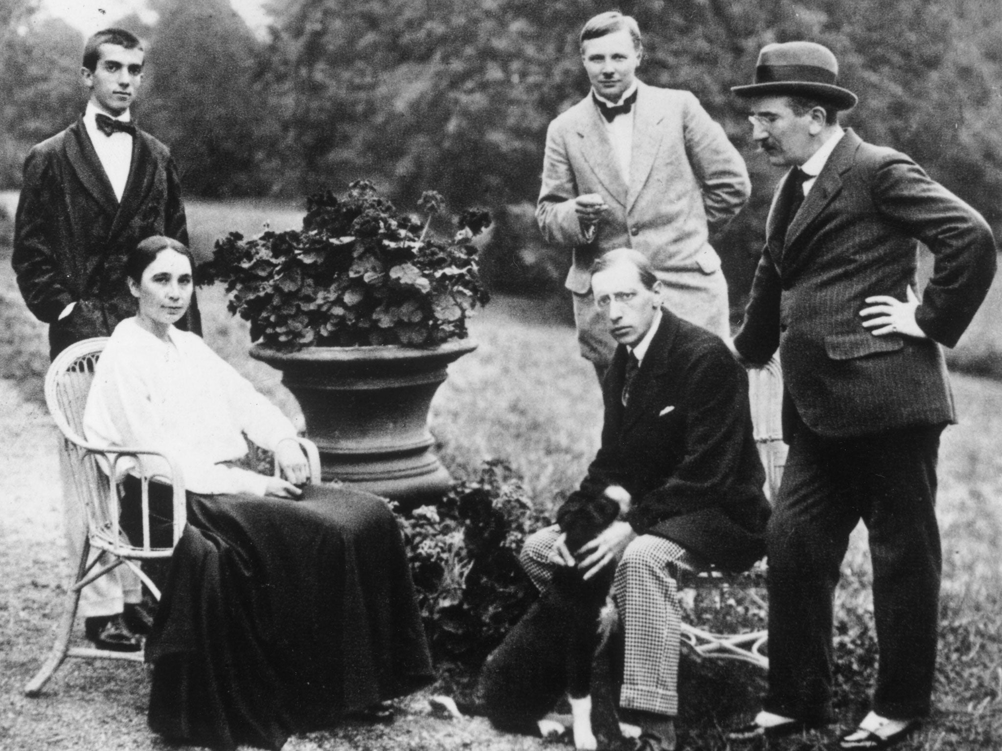 The company of the?Ballets Russes at Diaghilev’s villa near Lausanne in summer 1915 (Getty)