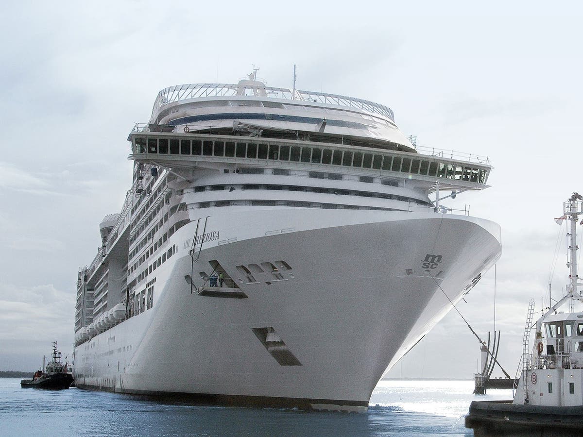 Cruise ship too big to fit in Scottish island port forced to anchor outside