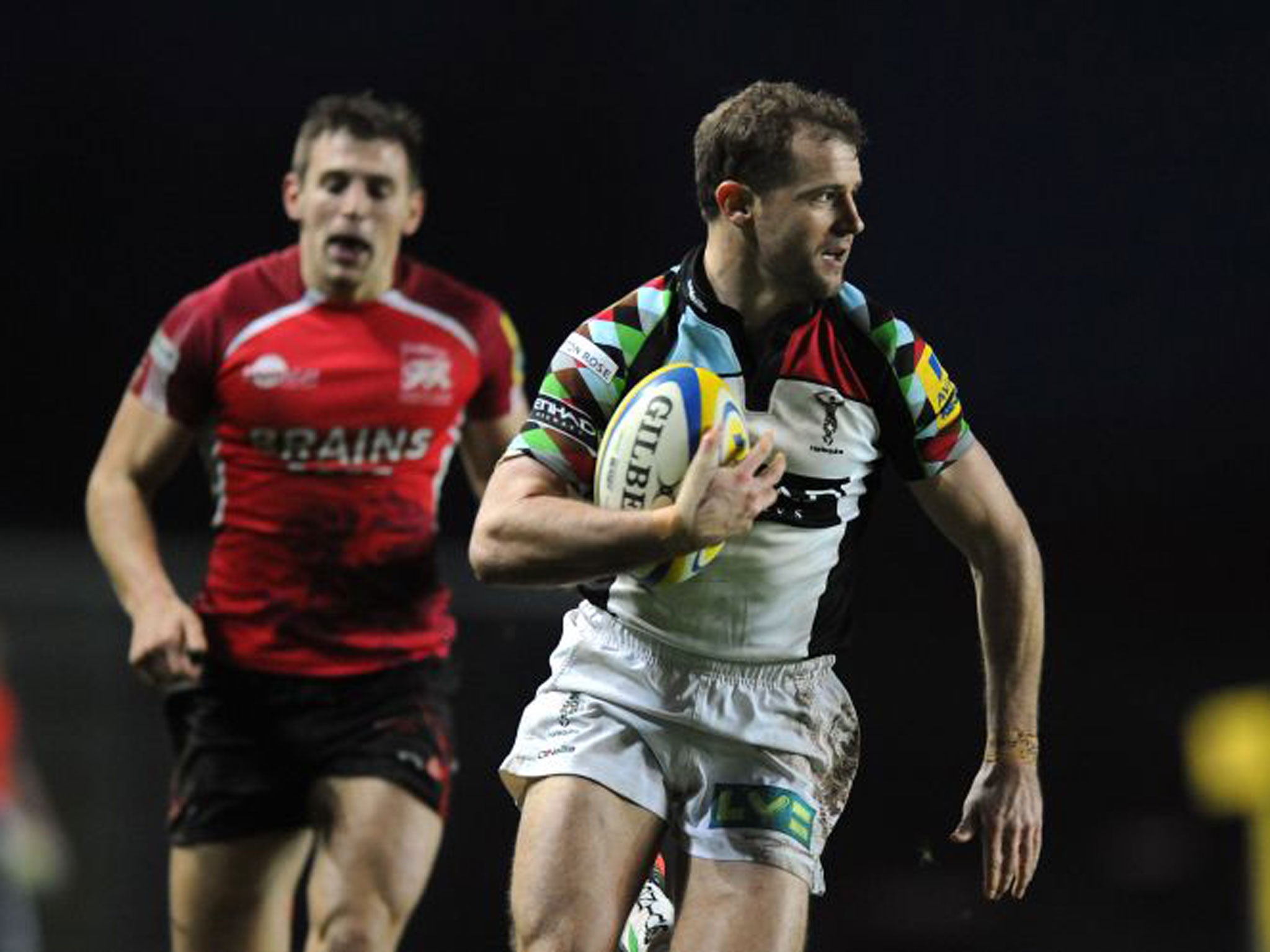 Nick Evans goes through to score Harlequins’ fourth try