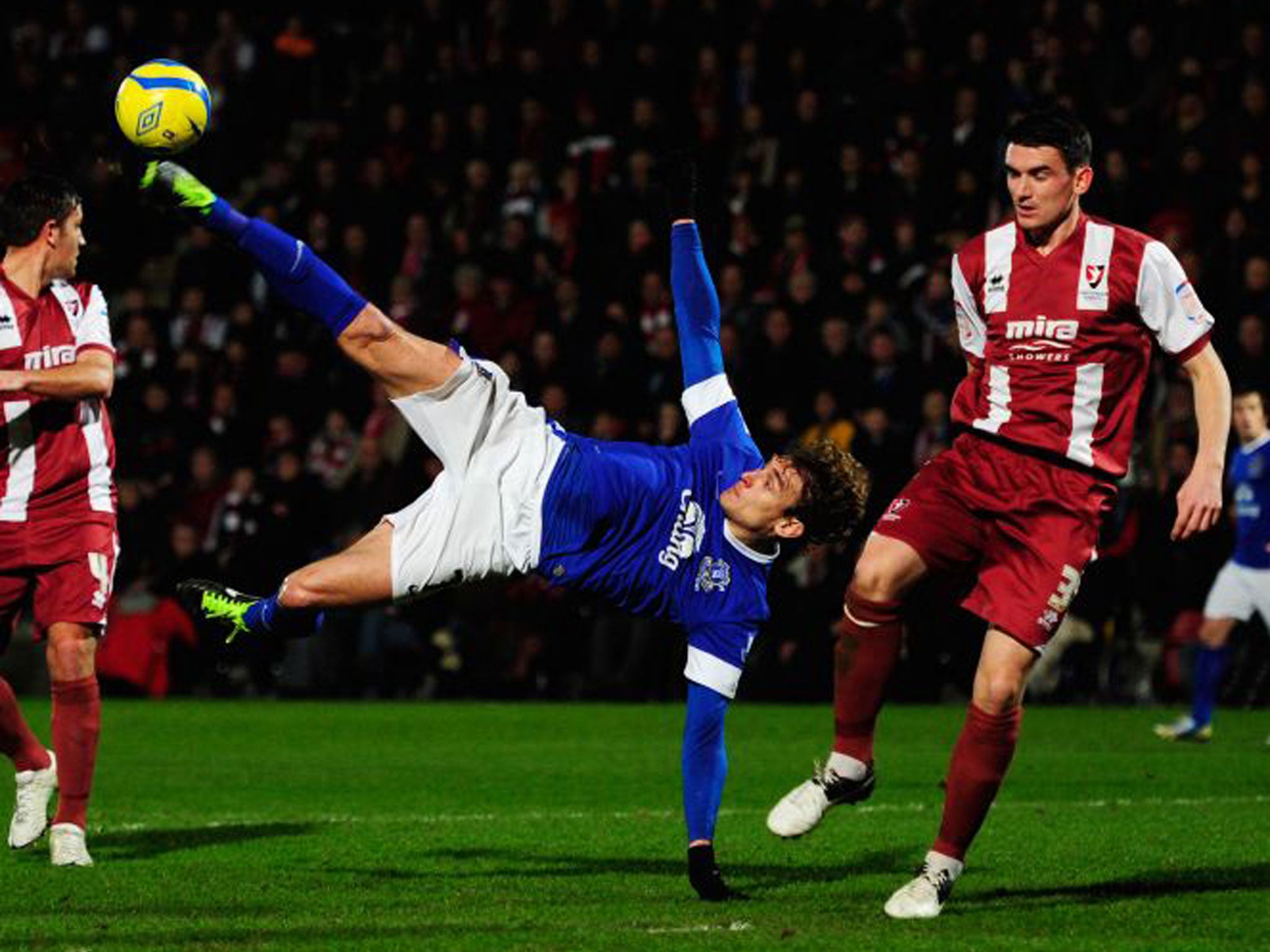 Nikica Jelavic tries the spectacular