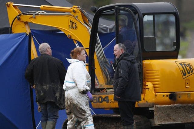 Forensic anthropologist Sue Black speaks with colleagues during the exhumation