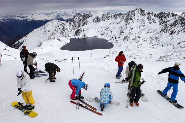 <p>Skiers beside Lac des Vaux above Verbier</p>