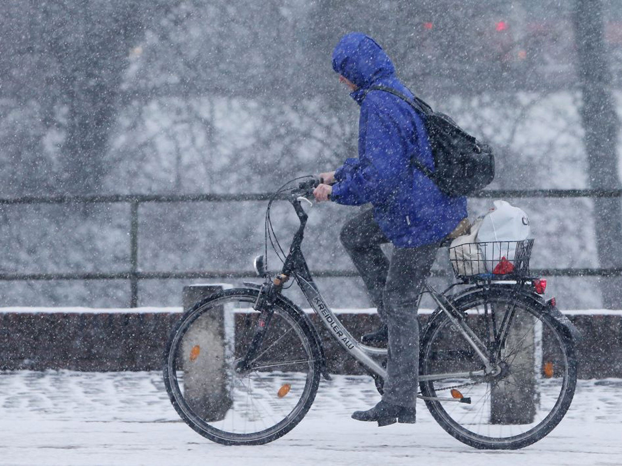 Snow is expected to fall across the country this weekend as plummeting temperatures usher in a cold snap