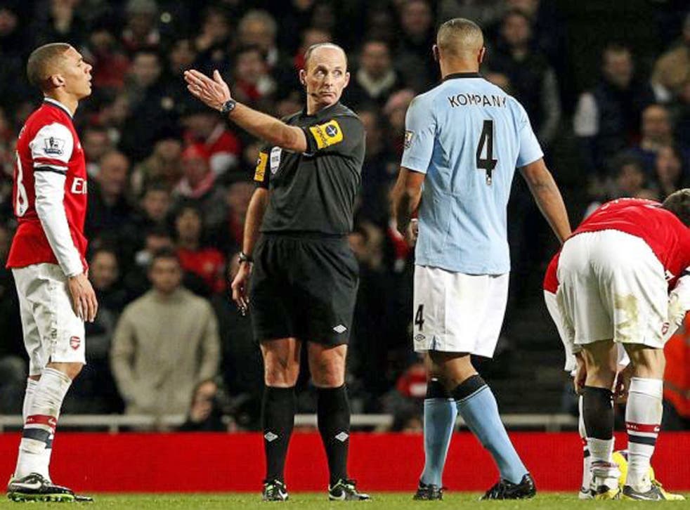 Arsène Wenger last night chose to blame his players rather than the referee for the 2-0 home defeat to Manchester City