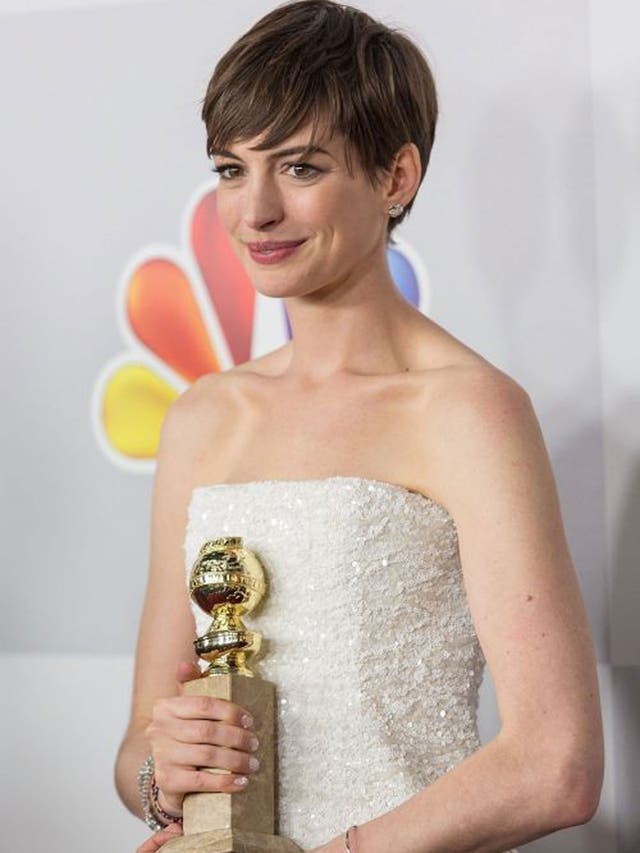 Anna Hathaway poses with her award at the Golden Globes