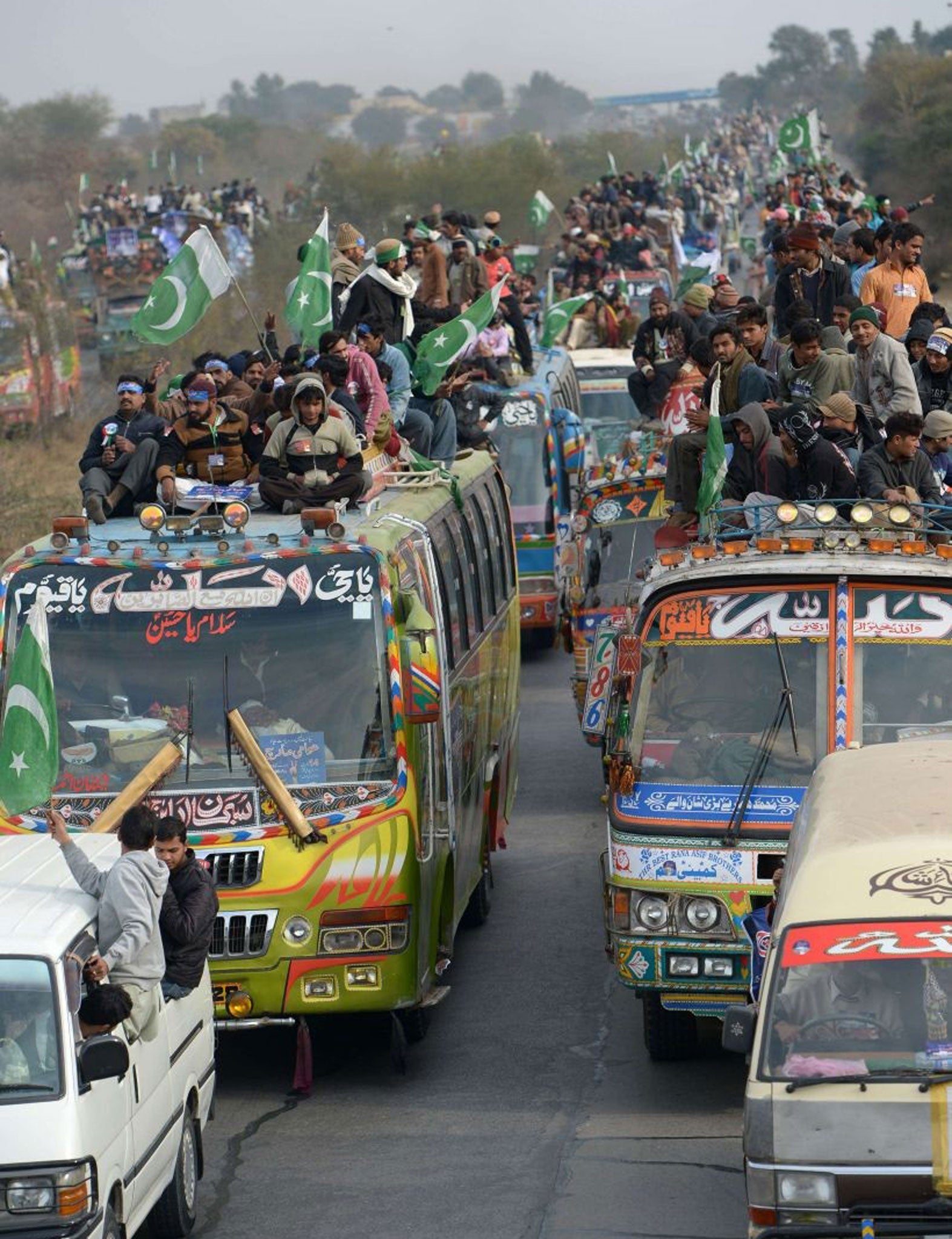 Supporters of Tahir ul-Qadri stream towards the capital on Monday