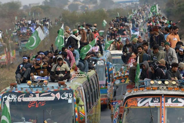 Supporters of Tahir ul-Qadri stream towards the capital on Monday