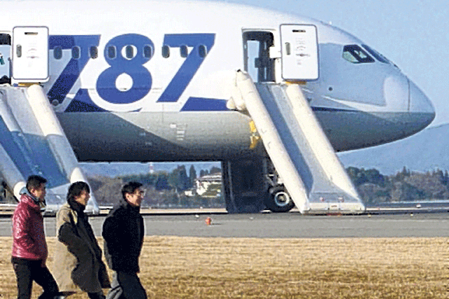 Dramatic exit: the
Dreamliner after
evacuation