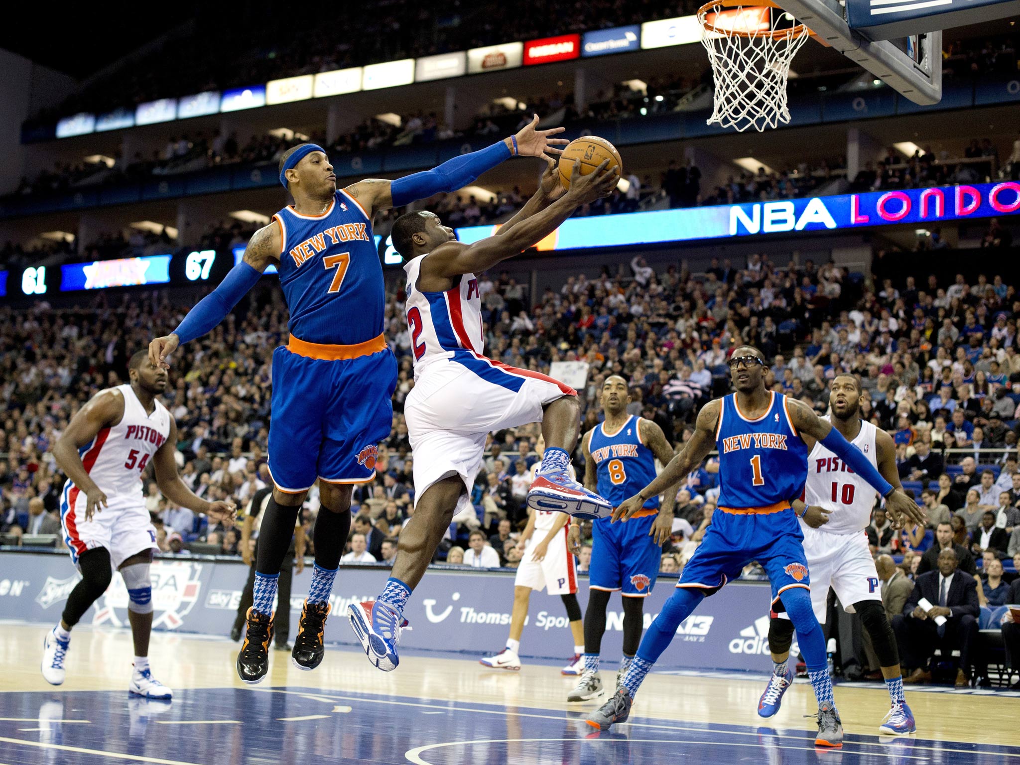New York Knicks' forward Carmelo Anthony (2nd L) tries to block the ball as Detroit Pistons' guard Will Bynum (C) goes to the hoop