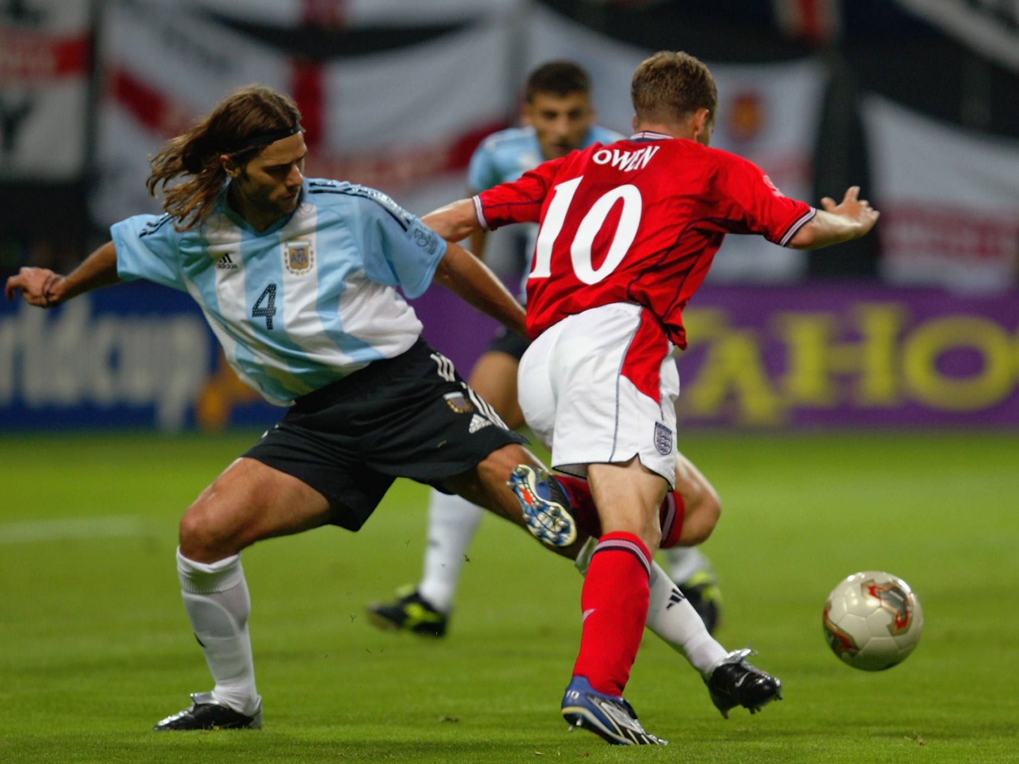 Mauricio Pochettino challenges Michael Owen at the 2002 World Cup