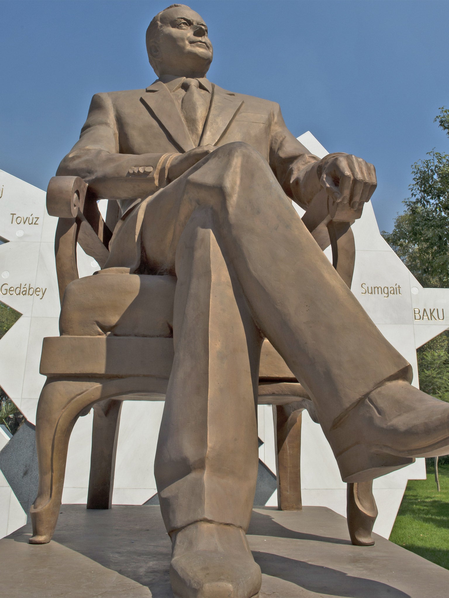 The statue of the former president of Azerbaijan, Heydar Aliyev, in Mexico City