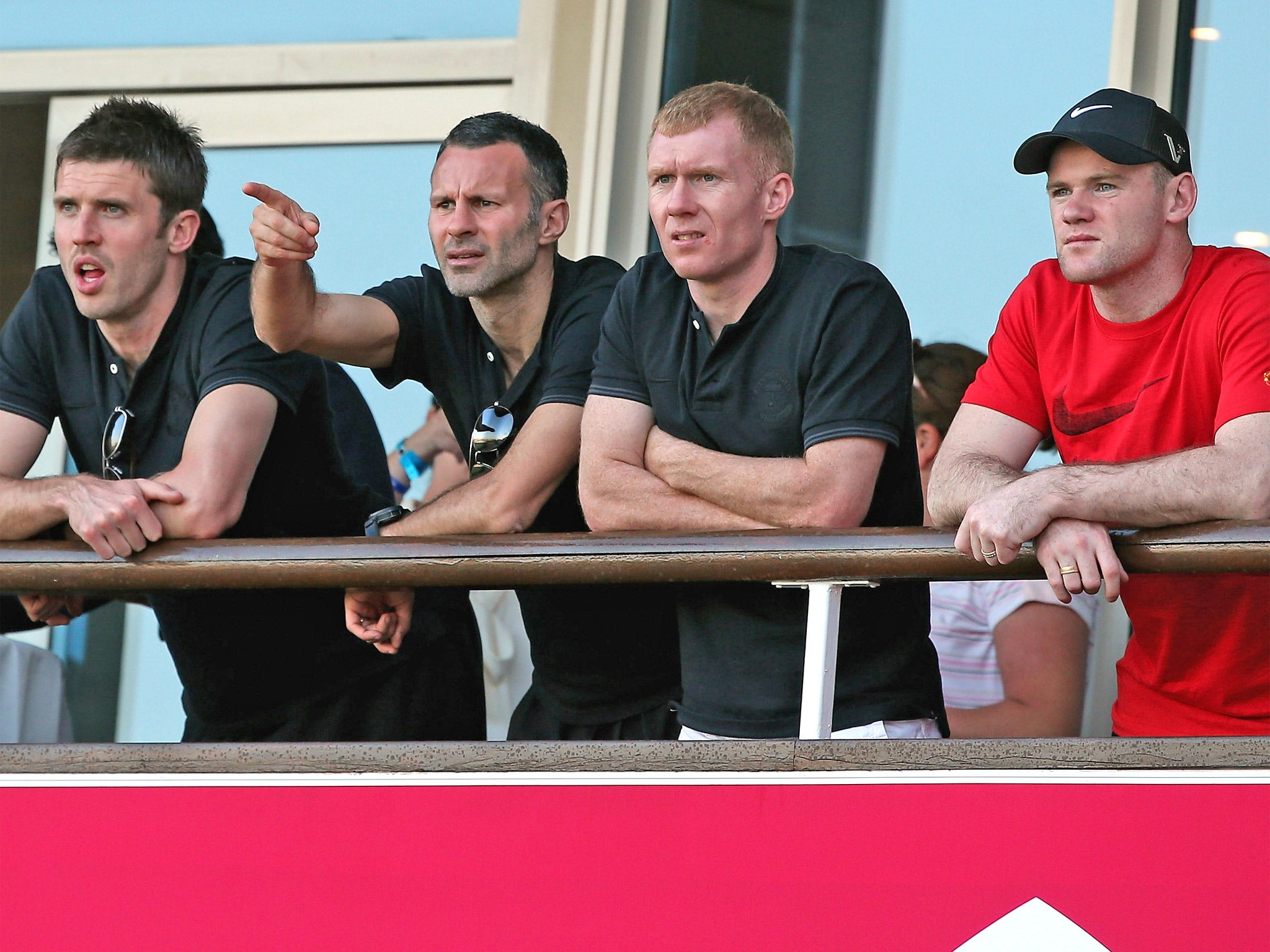 Manchester United’s Wayne Rooney (right) watches the Qatar Masters golf in Doha with team-mates Michael Carrick, Ryan Giggs and Paul Scholes yesterday