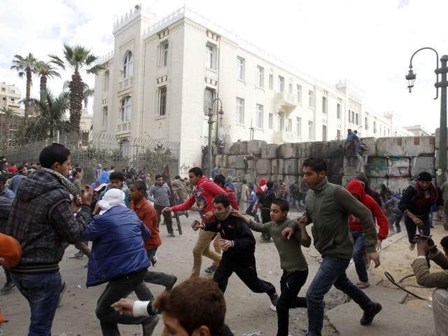 Protesters scatter during clashes with police near Tahrir Square 