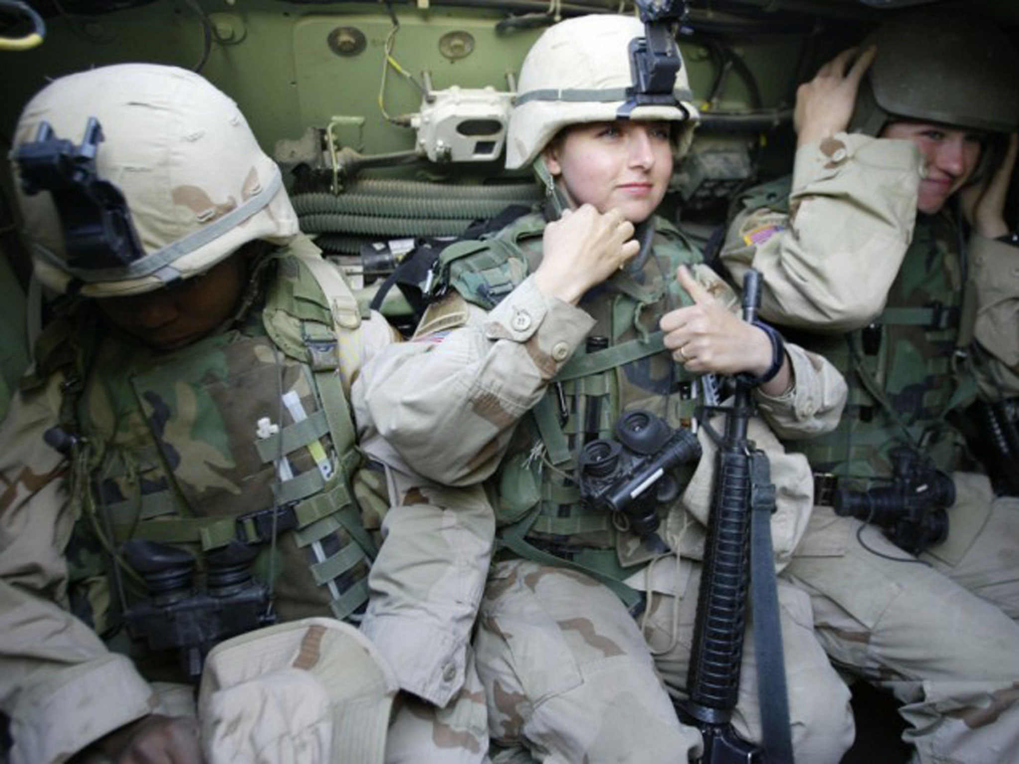 Тег армии. Женщины в американской армии. Армия США. Девушки в армии США В Ираке. Американские военные с иракскими девушками.