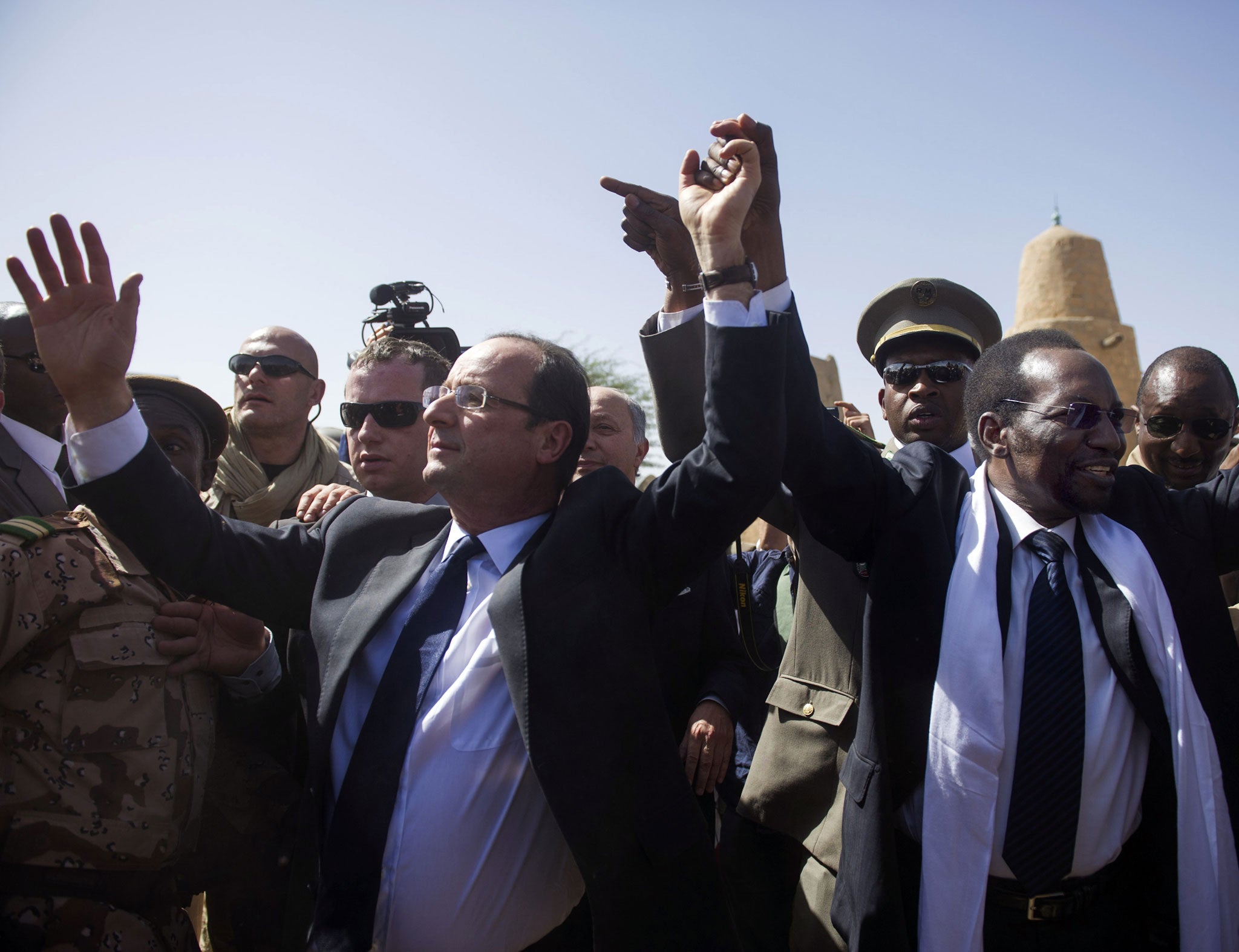 Mali's interim president, Dioncounda Traore, presents Francois Hollande to the people of Timbuktu