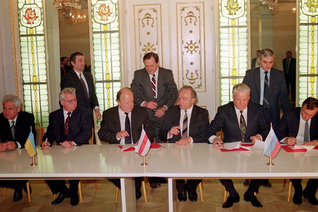 Kravchuk, Shushkevich and Yeltsin sign the agreement 