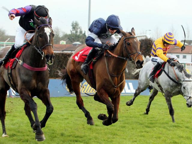 Alasi (centre) upstages 4-9 shot Champion Court at Kempton yesterday