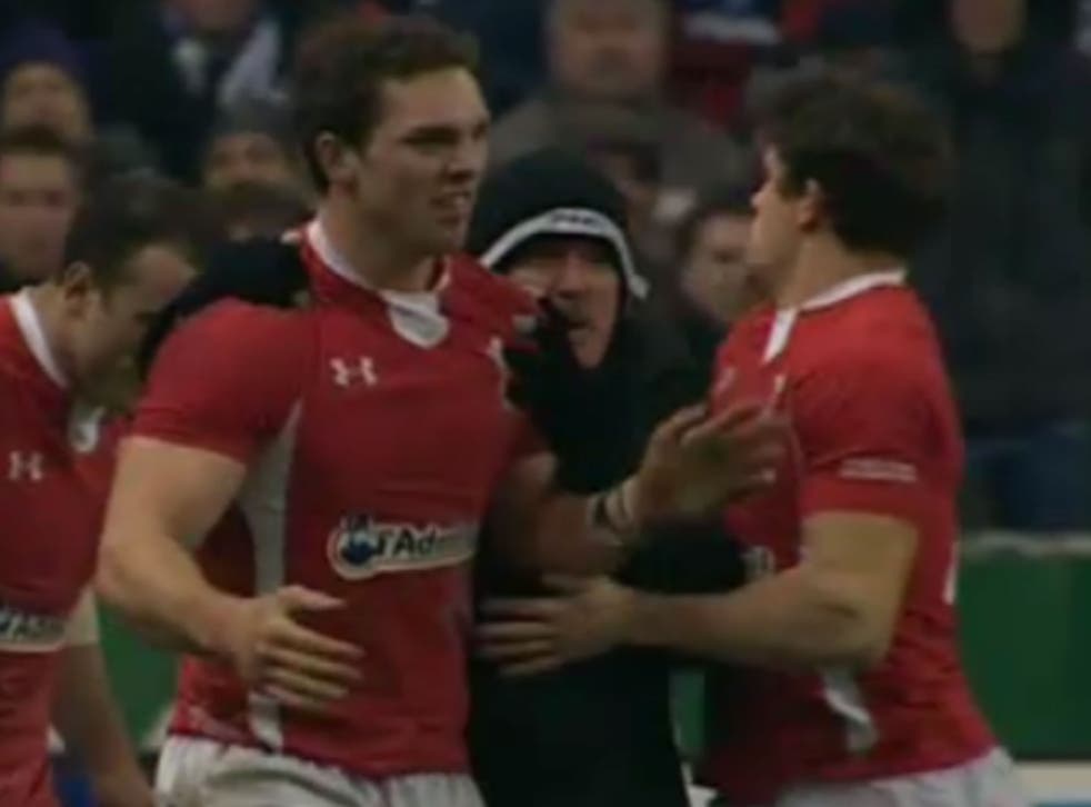 George North's dad enters the pitch to congratulate his son