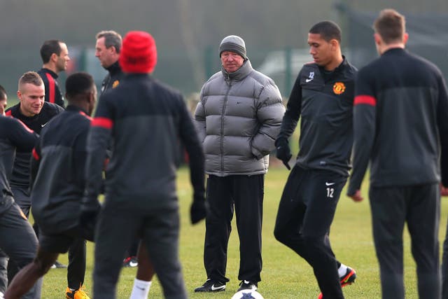 Alex Ferguson watches over Manchester United training