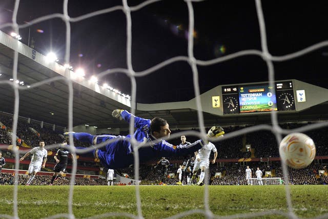 Gareth Bale’s free kick from 36 yards out gives Tottenham the lead last night 