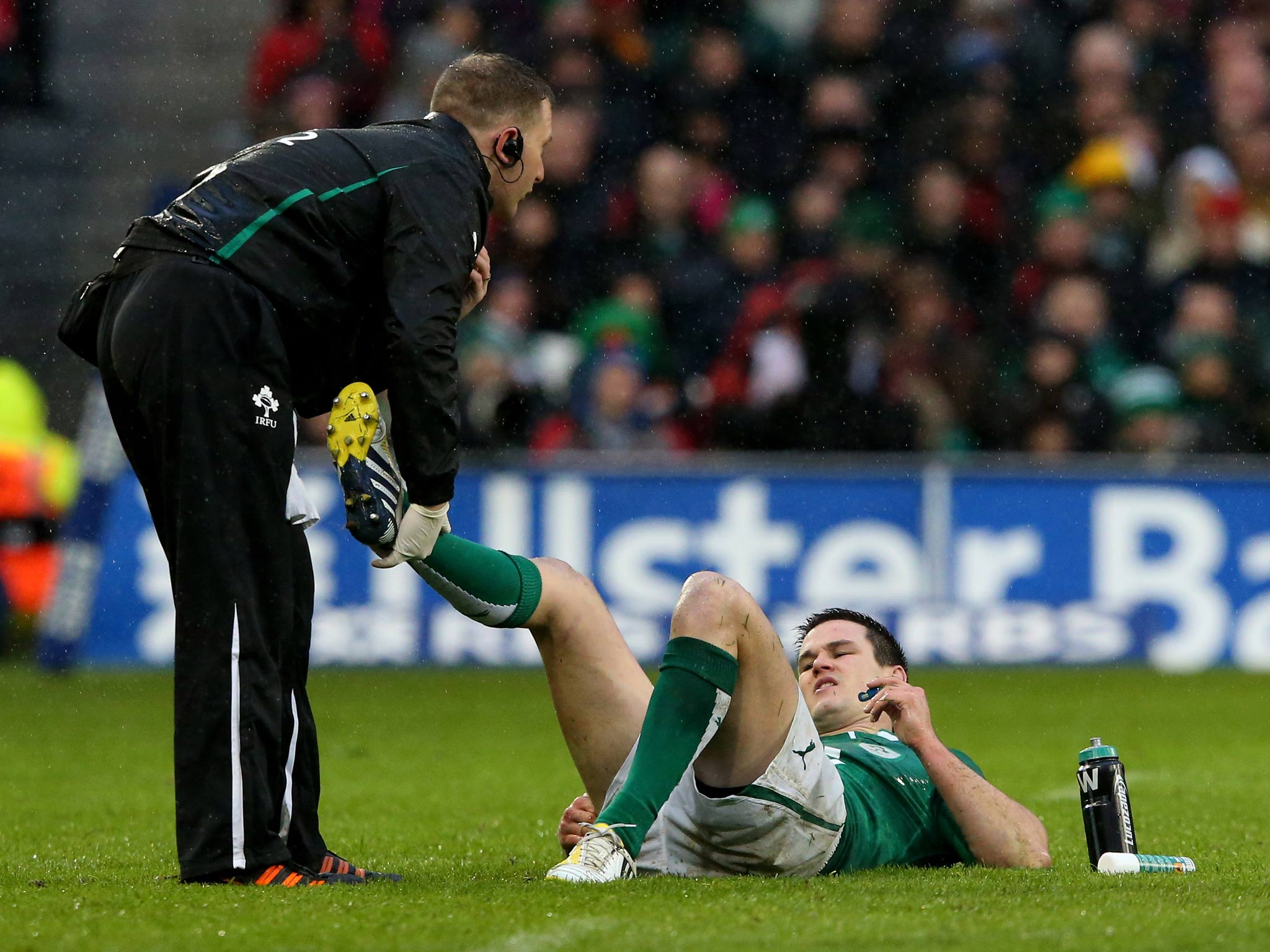 Ireland's Jonathan Sexton picks up an injury against England