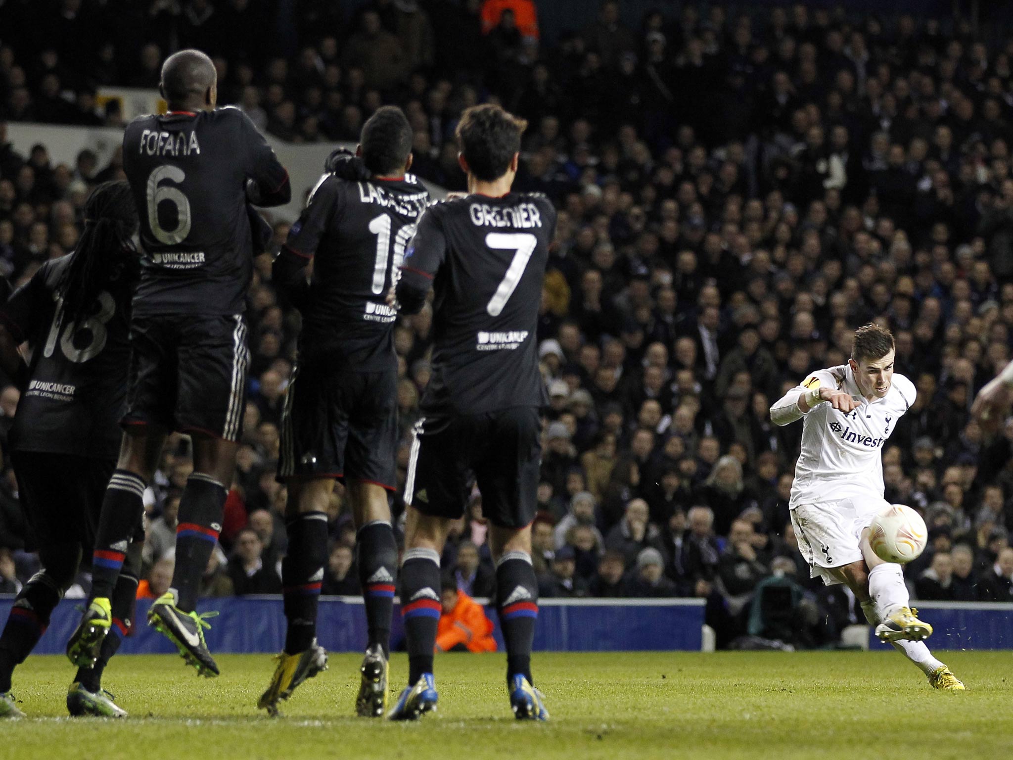 Gareth Bale scores the winning free-kick against Lyon
