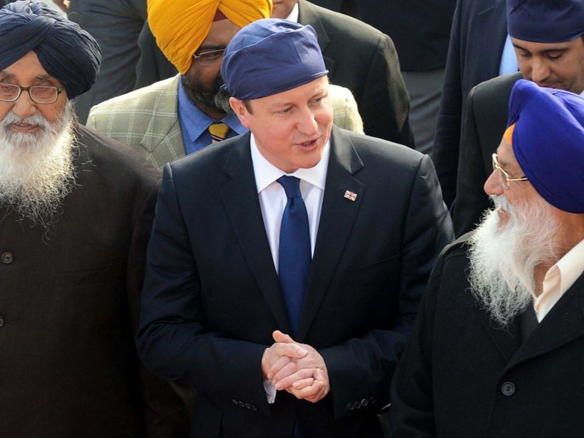 David Cameron along with Punjab State Chief Minister Parkash Singh Badal, left, and Shiromani Gurdwara Parbandhak Committee (SGPC) president Avtar Singh Makkar, right,at the Sikh Shrine Golden temple in Amritsar