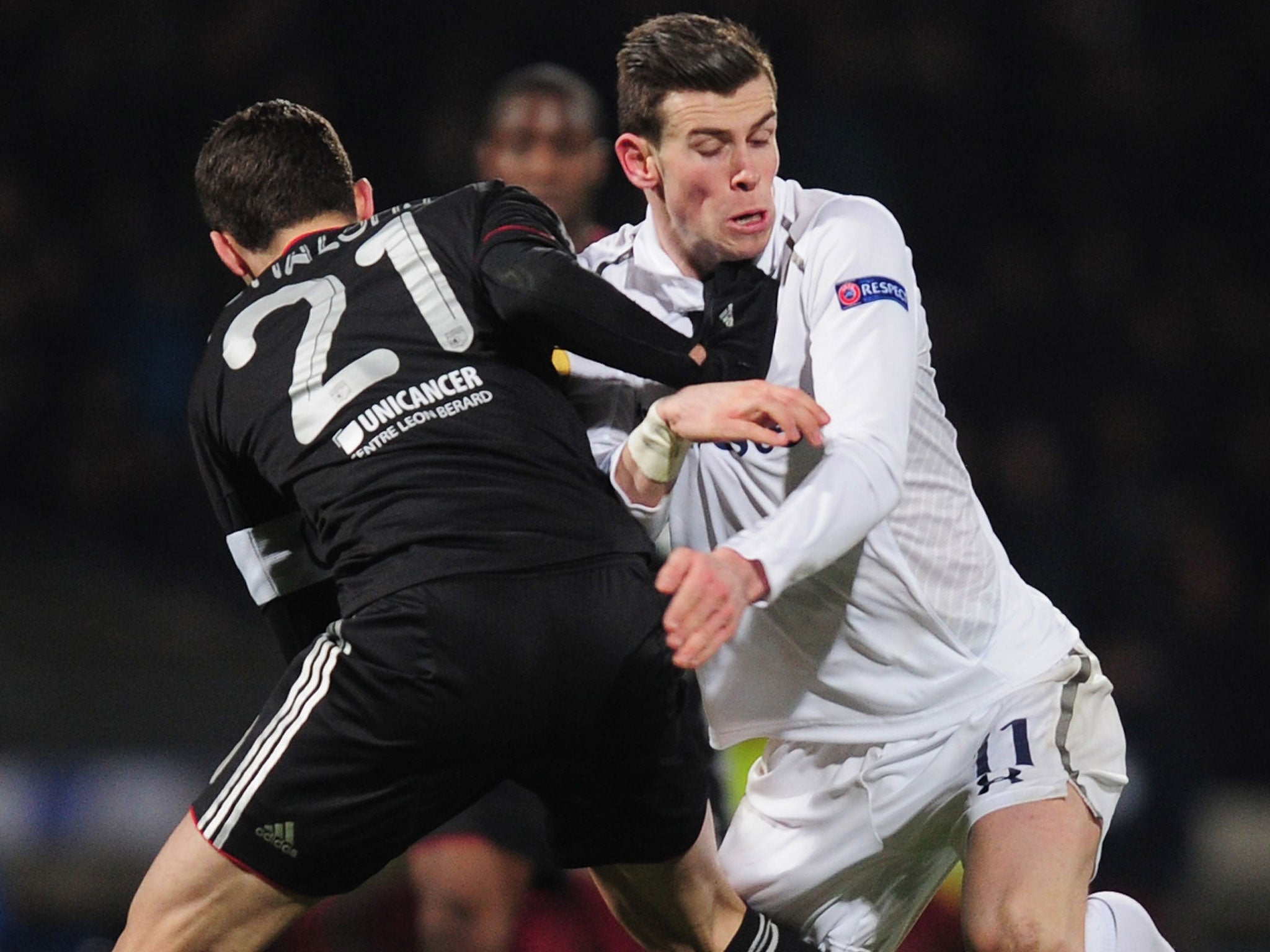 Spurs’ Gareth Bale is blocked by Maxime Gonalons