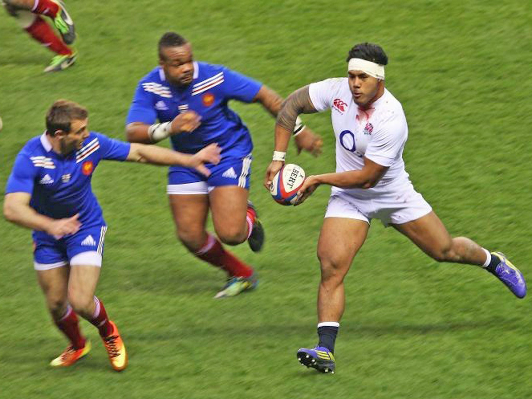 Manu Tuilagi avoids Mathieu Bastareaud