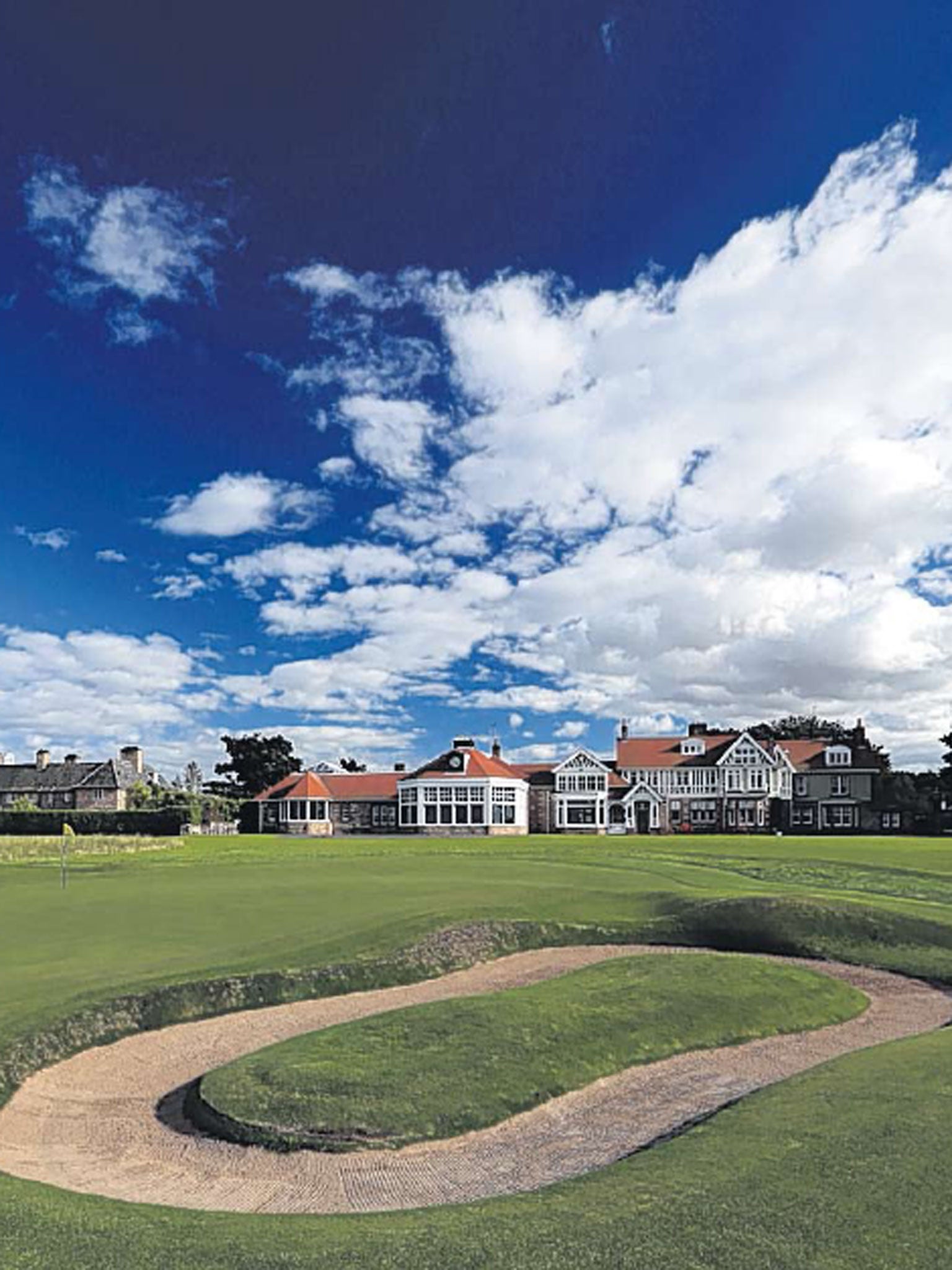 The 18th at Muirfield with the woman-free clubhouse behind