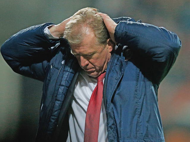 Twente chairman Joop Munsterman has given his support to under-fire manager Steve McClaren in the wake of Saturday's defeat to Heerenveen