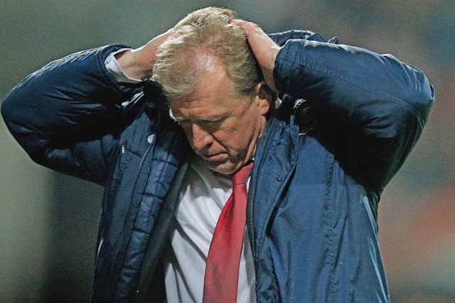 Twente chairman Joop Munsterman has given his support to under-fire manager Steve McClaren in the wake of Saturday's defeat to Heerenveen