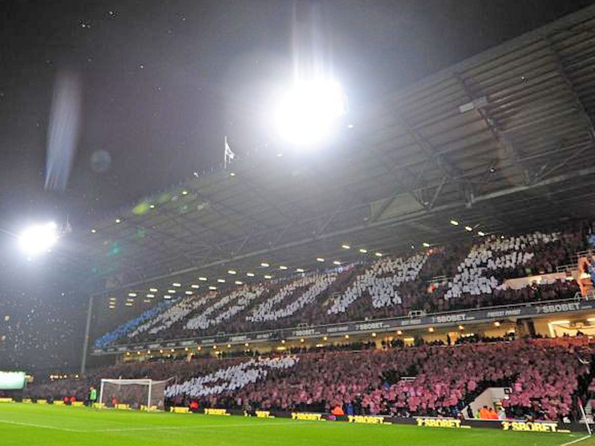 West Ham fans honour Bobby Moore before kick off,