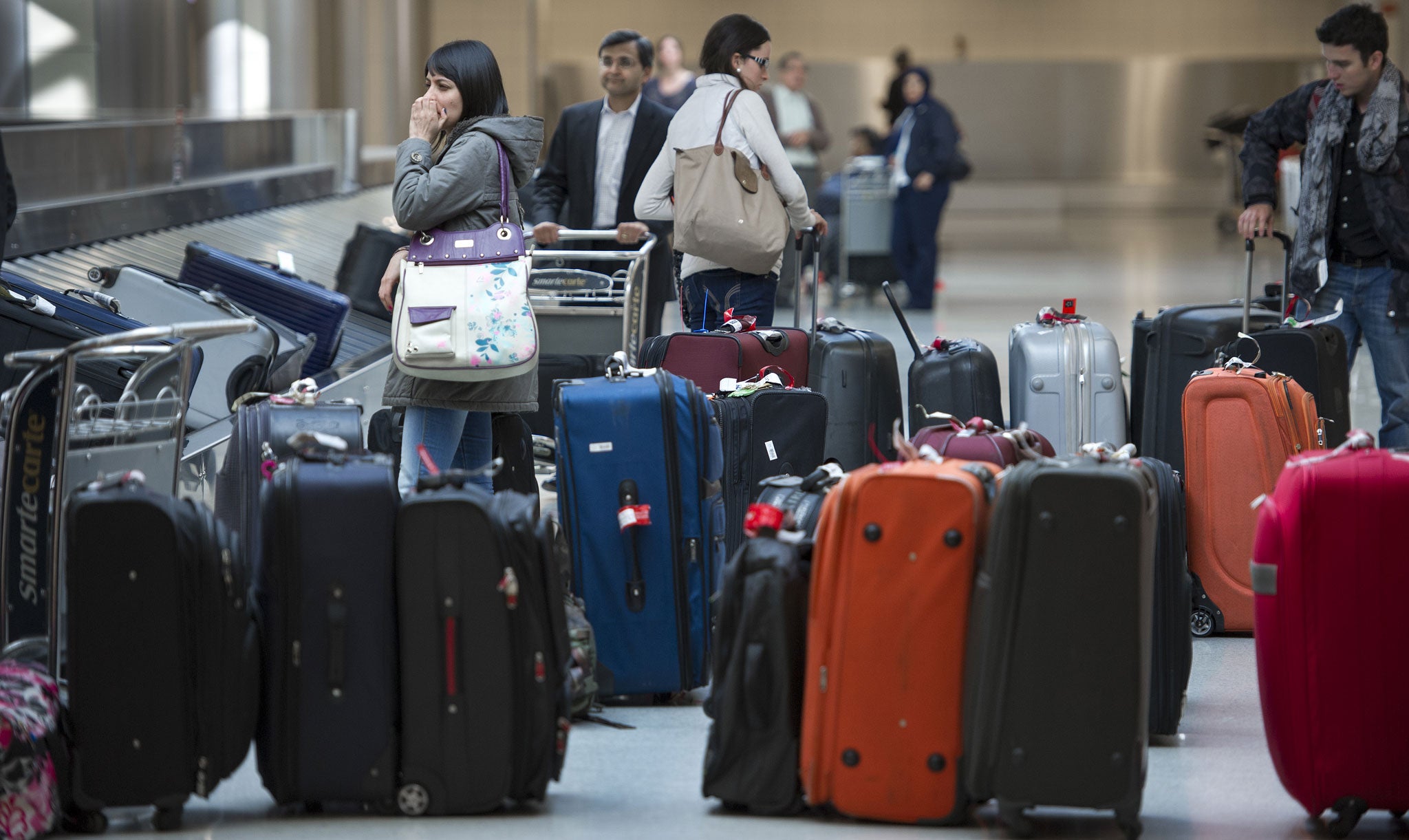 Уезжать почему. Люди уезжают. Эмиграция. Миграция аэропорт. Эмиграция чемоданы.
