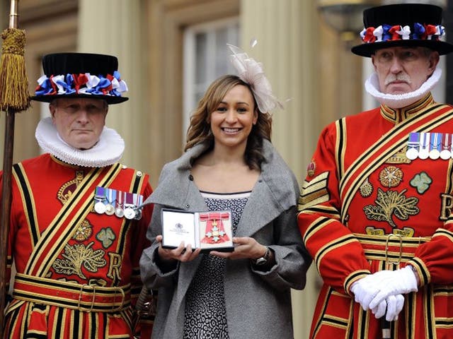 Jessica Ennis poses with members of the Yeoman of the Guard after she received her Commander of the British Empire (CBE) medal from the Queen