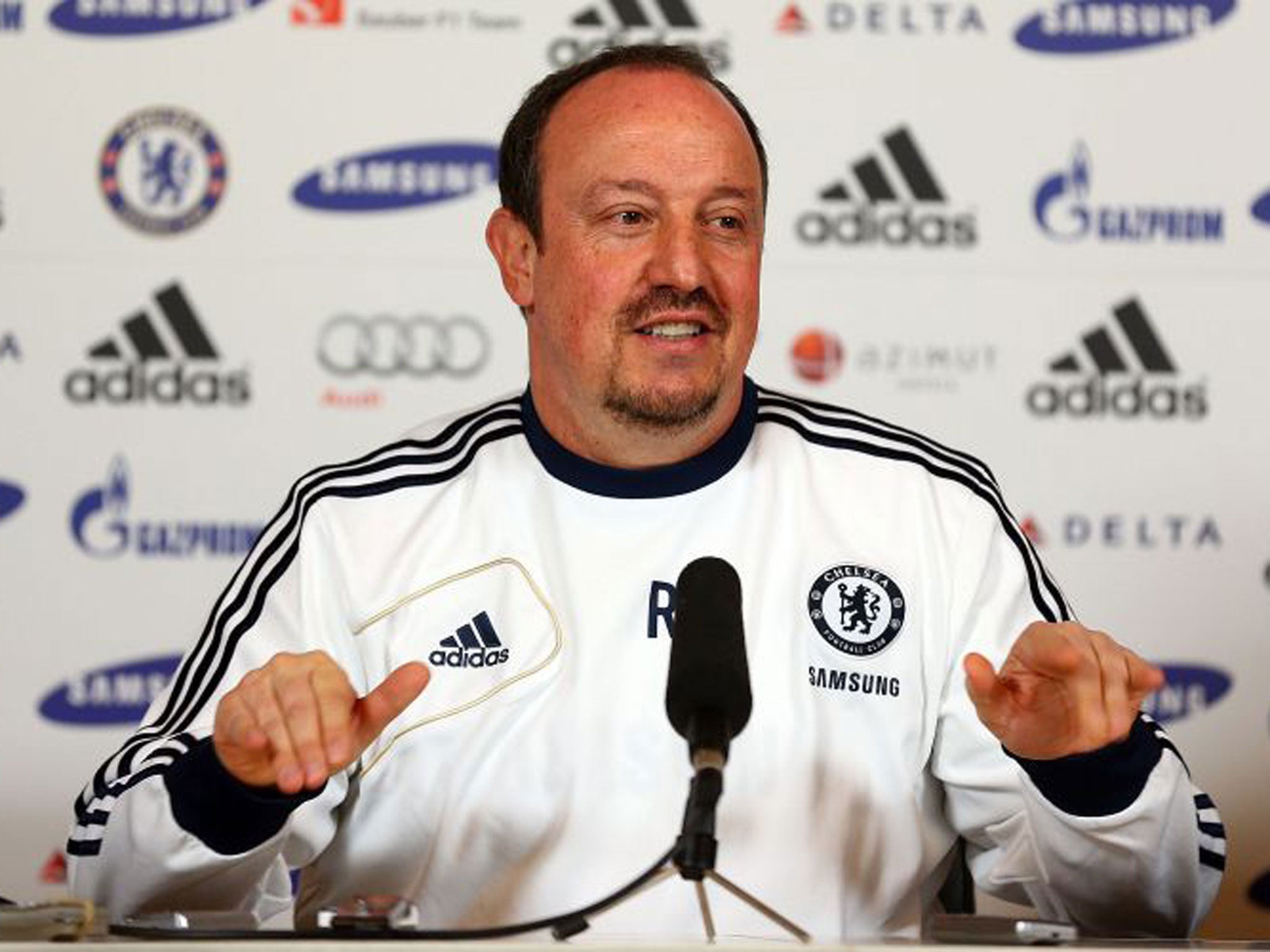 Rafael Benitez repeated the phrase that the Chelsea fans and players must ‘stick together’