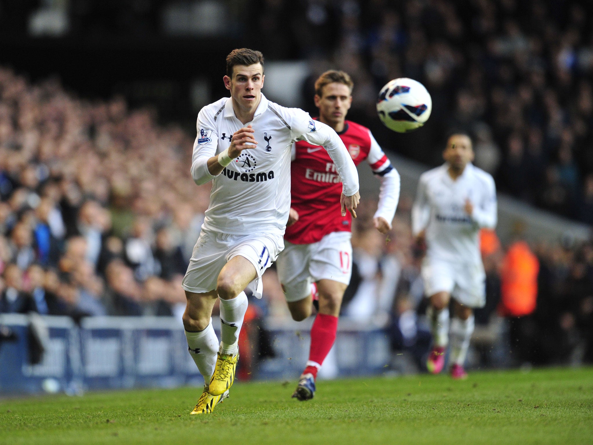 Tottenham Hotspur's Welsh midfielder Gareth Bale (L) chases the ball