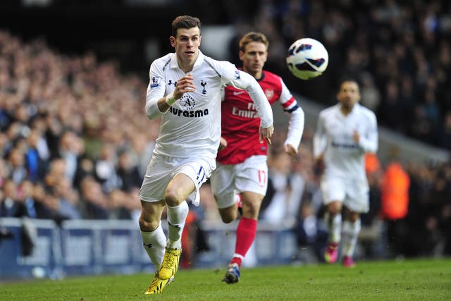 Tottenham Hotspur's Welsh midfielder Gareth Bale (L) chases the ball 