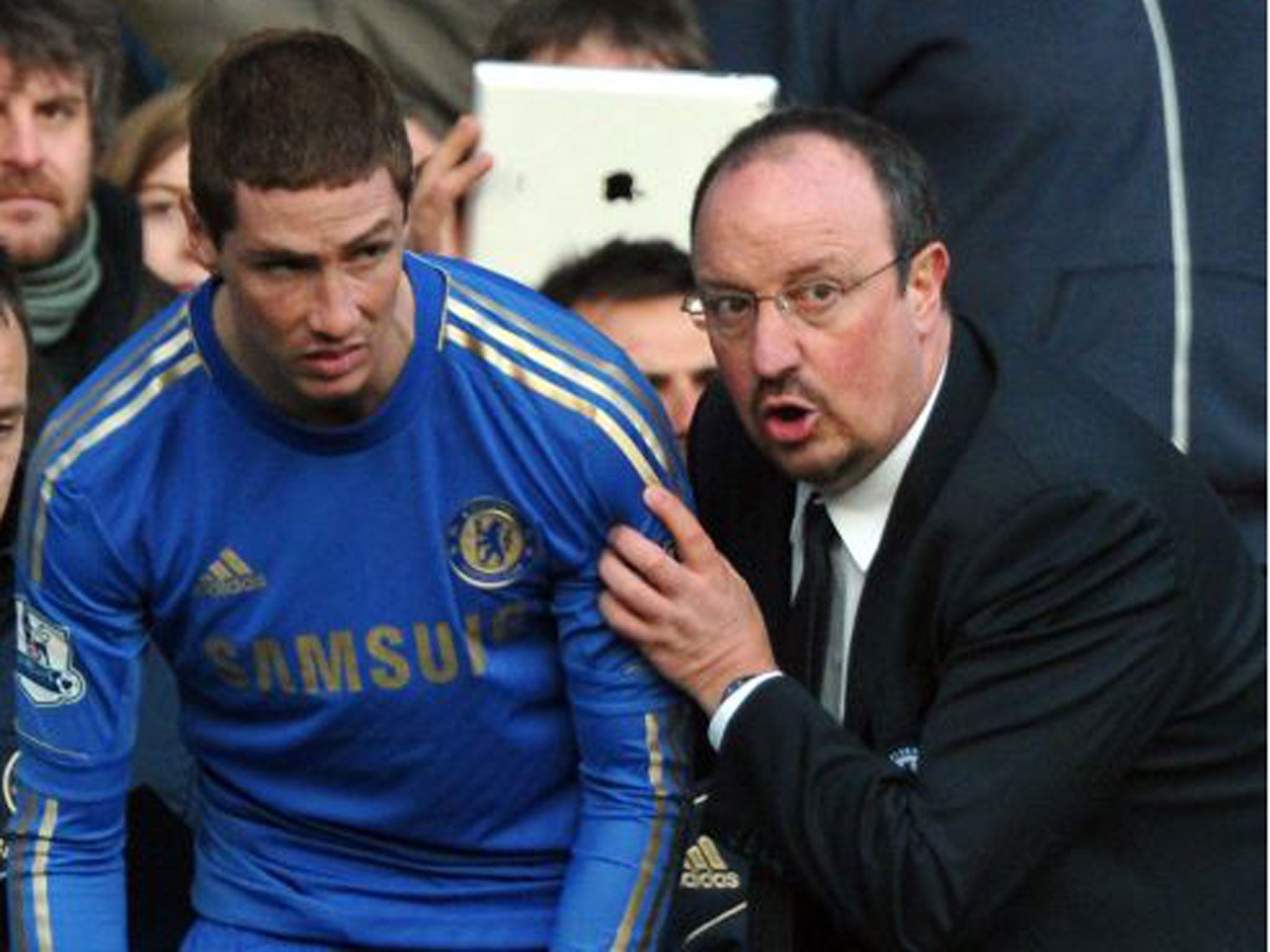 Rafael Benitez gives instructions to Fernando Torres among the Stamford Bridge banners