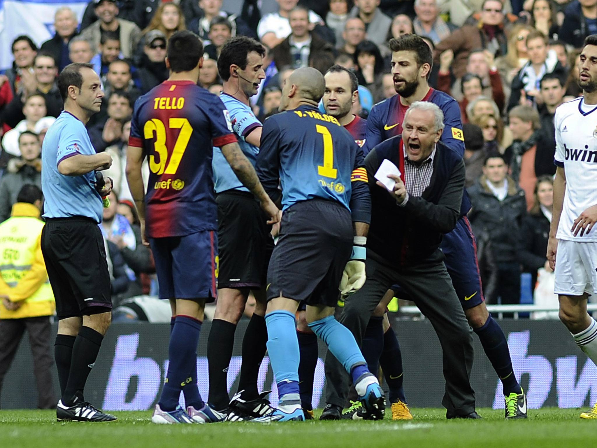 Victor Valdes confronts the referee