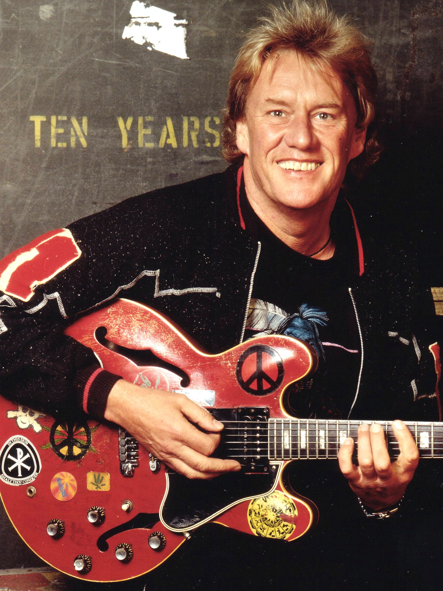 Lee with his trademark Gibson ES-335 – ‘Big Red’ – replete with Peace stickers