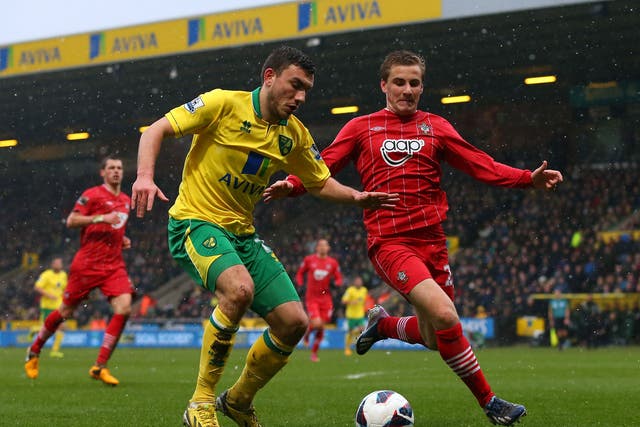 Robert Snodgrass of Norwich City battles with Luke Shaw of Southampton 