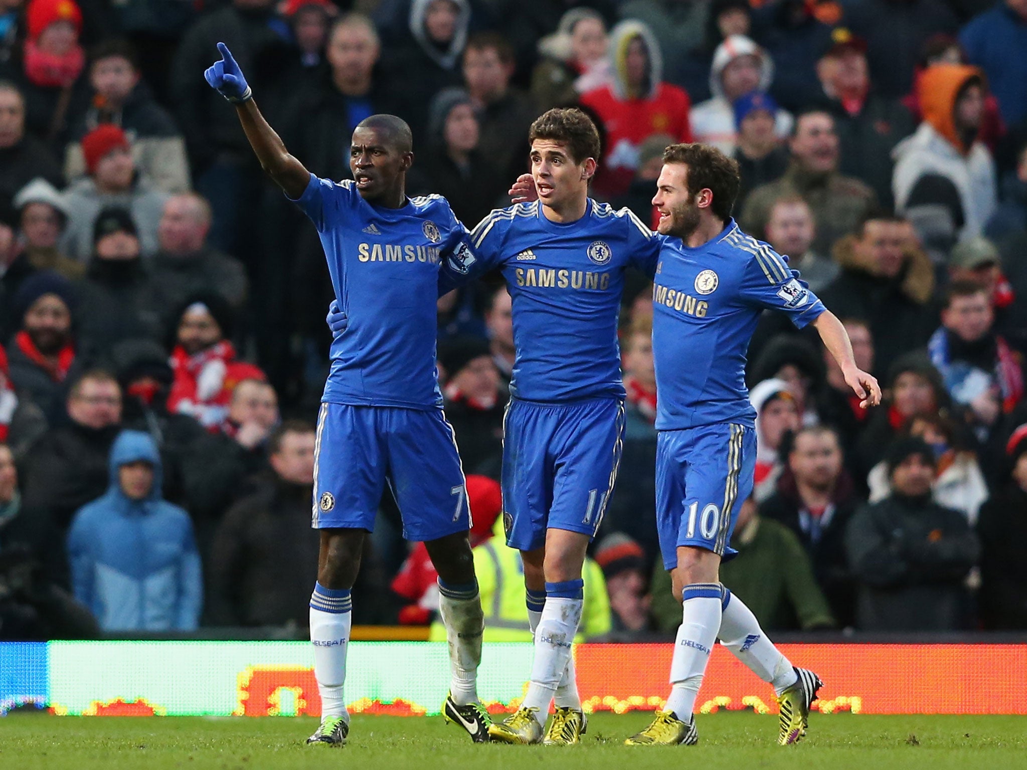 Ramires (l) of Chelsea celebrates scoring his team's second goal with team-mates Cesar Azpilicueta and Juan Mata (r)