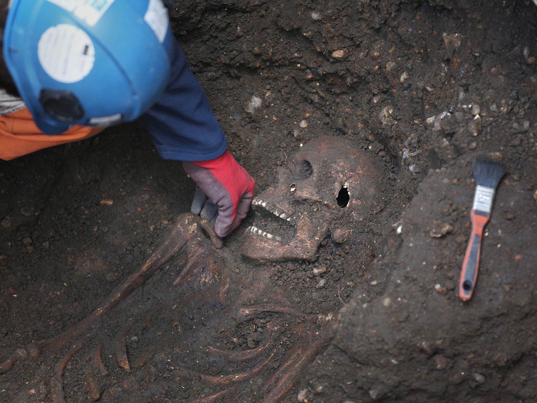 A 14th century burial ground was discovered in Farringdon, London. Scientists have done genetic tracing of skeletal remains to sketch out the Black Death’s course through the world